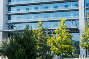 Ein nach LEED-Prinzipien gestaltetes Gebäude mit Glasfront und nachhaltiger Bepflanzung.